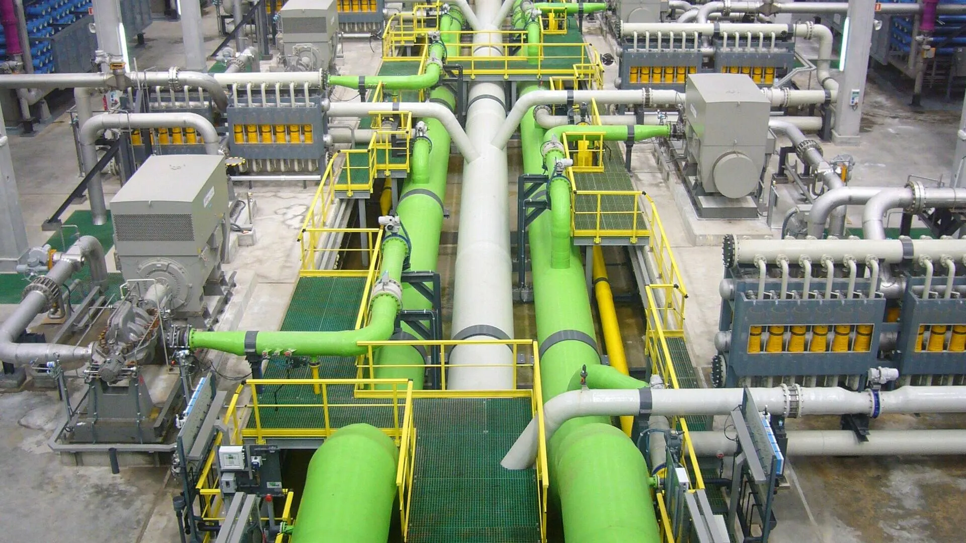 Reverse osmosis plant with membrane pressure vessels and high-pressure pumps